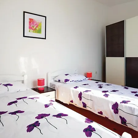 3 Bedroom Lovely Home In Kavran Holiday home