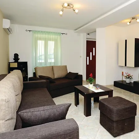 3 Bedroom Lovely Home In Kavran Holiday home