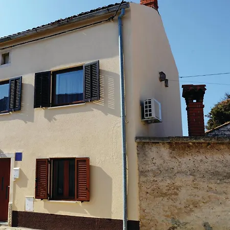 3 Bedroom Lovely Home In Kavran Holiday home Kavran